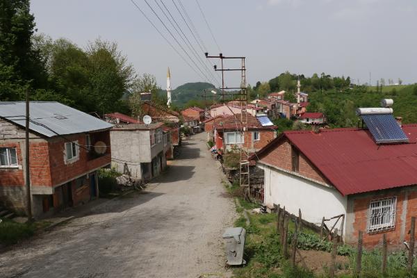 Bir adımla kent değiştiren mahalle sakinleri yasaktan etkilenmiyor